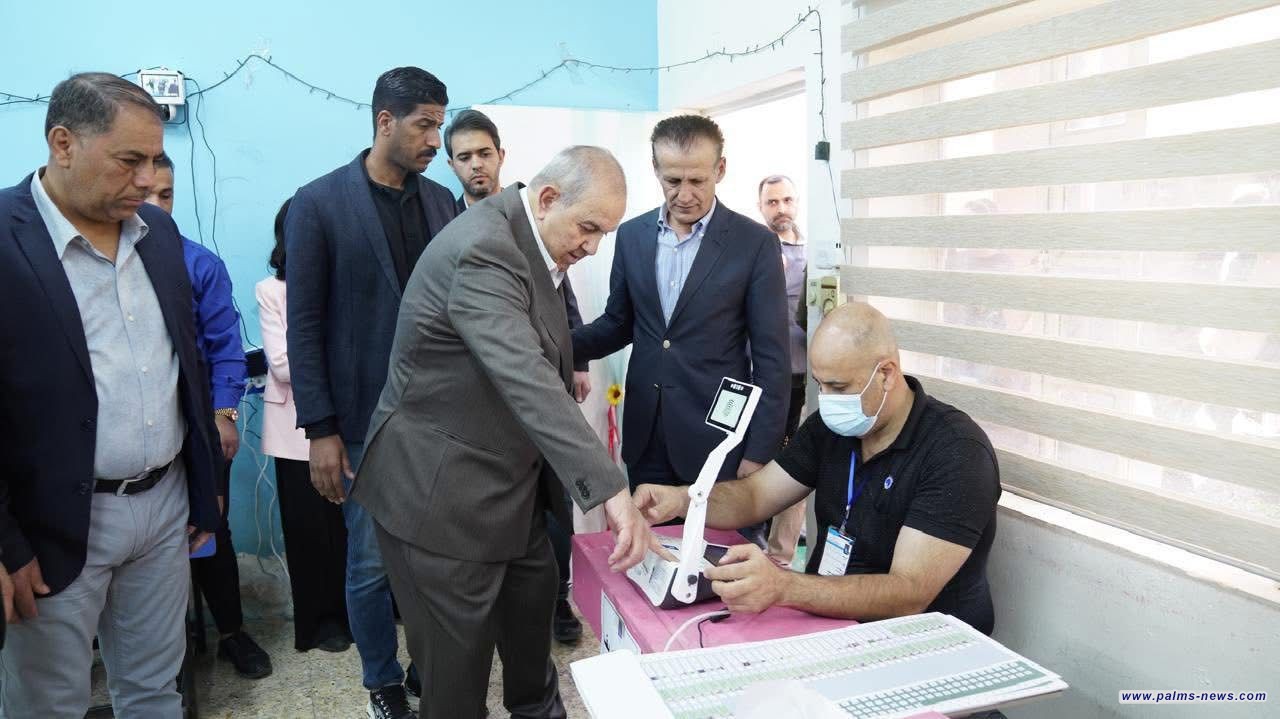 رئيس الوزراء الأسبق إياد علاوي يدلي بصوته رفقة ابنته سارة المرشحة ضمن تحالف السوداني.